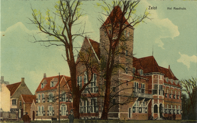 15720 Gezicht op de linker- en voorgevel van het raadhuis (Het Rond 1) te Zeist uit het zuiden.